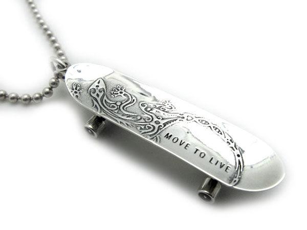 подвеска скейтборд на шею. серебряные скейтборды. серебряные скейтборды. скейтборд canadian maple. подвеска для скейтборда 100мм.